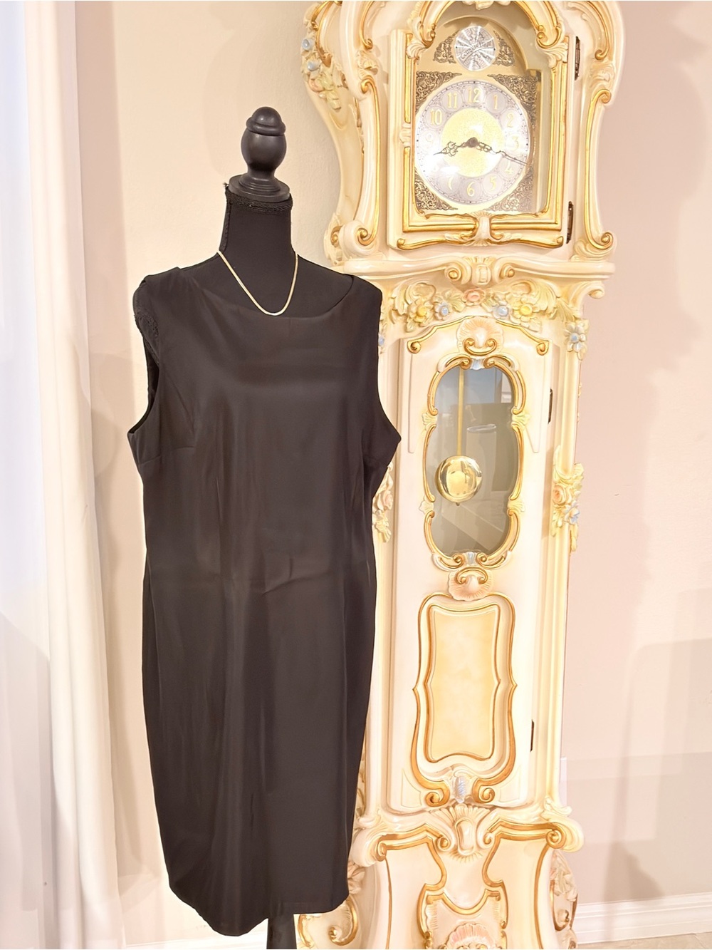 Laura Scott Black Sleeveless Shift Dress